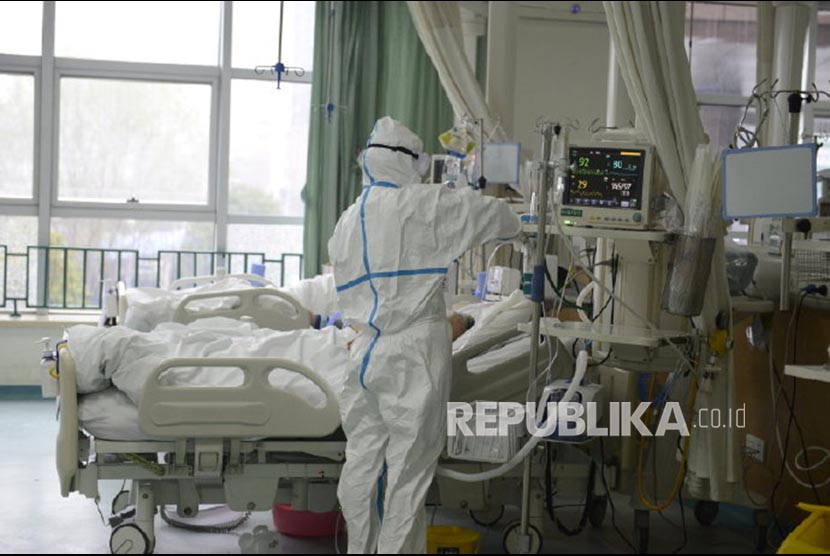 Petugas Kesehatan di Rumah Sakit Pusat Wuhan merawat pasien yang diduga terpapar virus corona di Wuhan, Provinsi Hubei, China, Kamis (23/1).