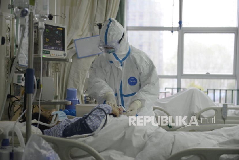 Petugas Kesehatan merawat pasien yang diduga terpapar virus corona (ilustrasi)