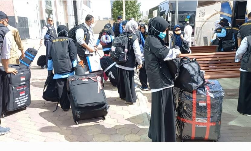 Petugas kesehatan haji bersiap menuju ke Madinah untuk mempersiapkan KKHI Madinah yang diperuntukkan untuk melayani jamaah haji.