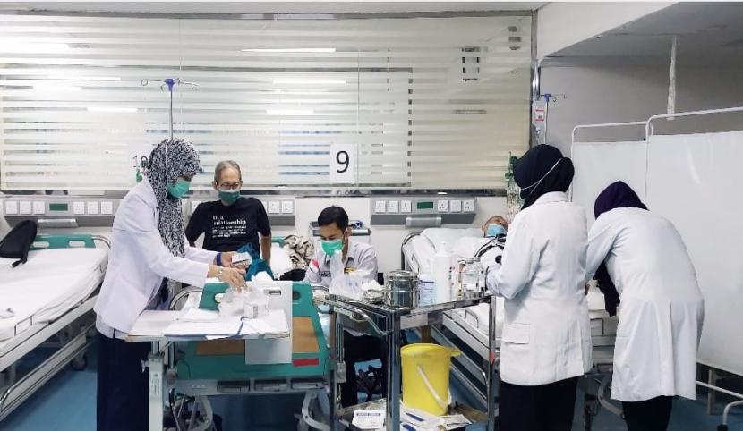 Petugas kesehatan haji di Kantor Kesehatan Haji Indonesia (KKHI) Madinah, Arab Saudi, Kamis (9/6/2022). Tidak Ada Jamaah Haji Indonesia Terpapar Covid-19 Masuk KKHI