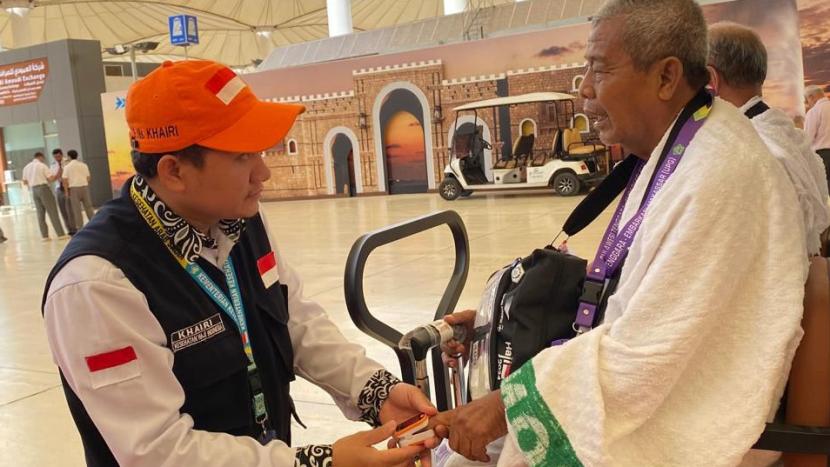 Petugas kesehatan haji Indonesia sedang memastikan kondisi fit jamaah.