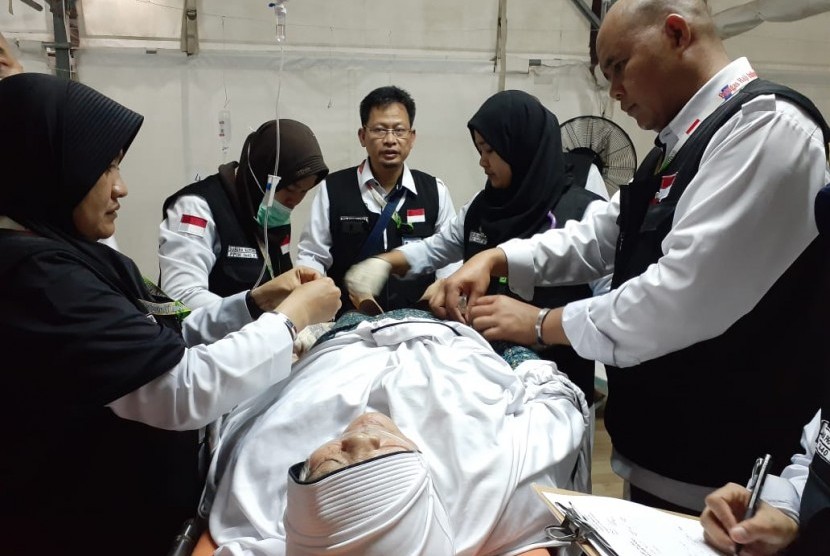 Puskeshl haji Petakan Hasil Seleksi Online TKH. Foto ilustrasi:  Petugas kesehatan haji Indonesia sedang menangani jamaah yang sakit saat mabit di tenda Mina (Ilustrasi).
