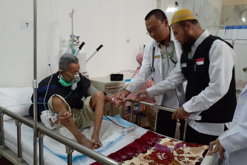 Cara Petugas Kesehatan Haji Menangani Jamaah Demensia. Foto: Petugas kesehatan haji sedang merawat seorang jamaah haji yang menderita penyakit gangguan saluran pernafasan di Kantor Kesehatan Haji Indonesia (KKHI) Makkah. (Ilustrasi)