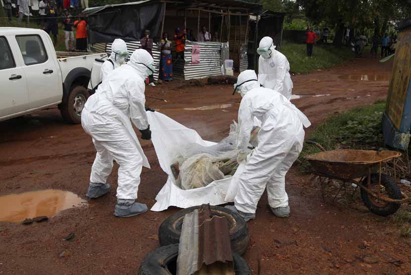 Petugas kesehatan Liberia mengevakuasi jasad korban Ebola dari rumahnya di Monrovia, Liberia, pada 8 Agustus. 