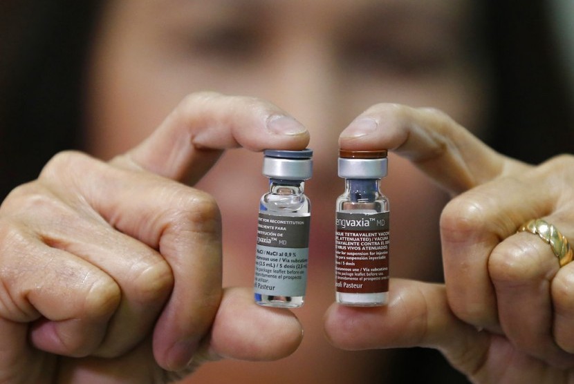 Petugas kesehatan menunjukkan vaksin anti-DBD di Filipina. Kementerian Kesehatan mengkaji vaksinasi DBD menjadi program nasional pada 2025.