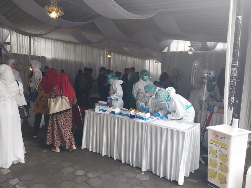 Petugas kesehatan melakukan pelayanan PCR dan antigen jelang rangkaian acara pernikahan putra bungsu Presiden Joko Widodo (Jokowi), Kaesang Pangarep dan Erina Gudono, Kamis (8/12/2022). 