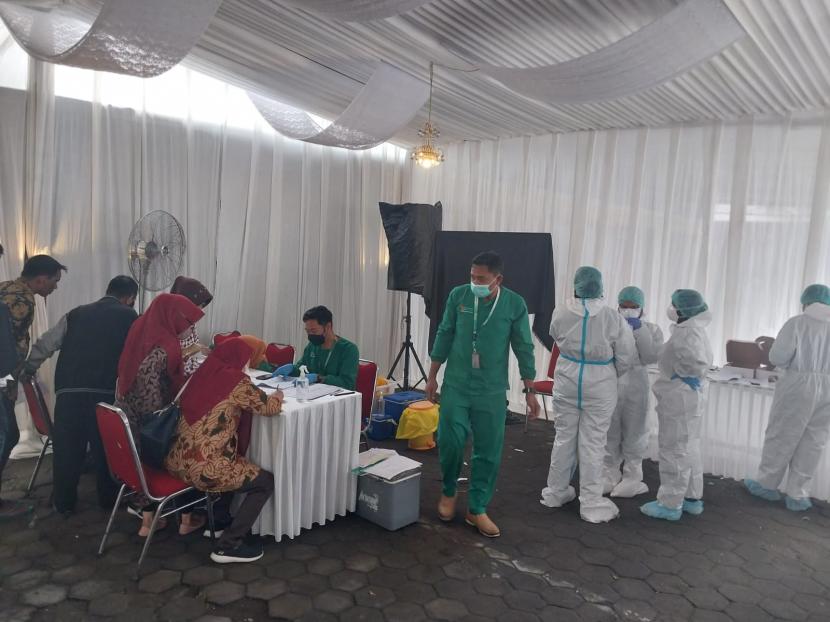 Petugas kesehatan melakukan pelayanan PCR dan antigen jelang rangkaian acara pernikahan putra bungsu Presiden Joko Widodo (Jokowi), Kaesang Pangarep, dengan Erina Gudono, Kamis (8/12/2022). 