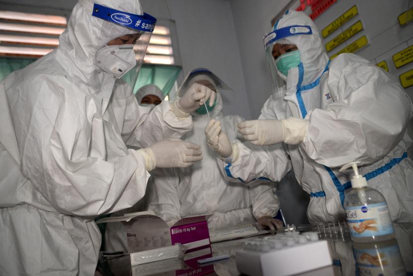 Petugas kesehatan melakukan pemeriksaan Rapid Test Antigen di Kelurahan Tidore, Kabupaten Kepulauan Sangihe, Sulawesi Utara. Belakangan, beberapa nakes terpapar Covid mengakibatkan dua puskesmas di Sangihe ditutup. (ilustrasi).