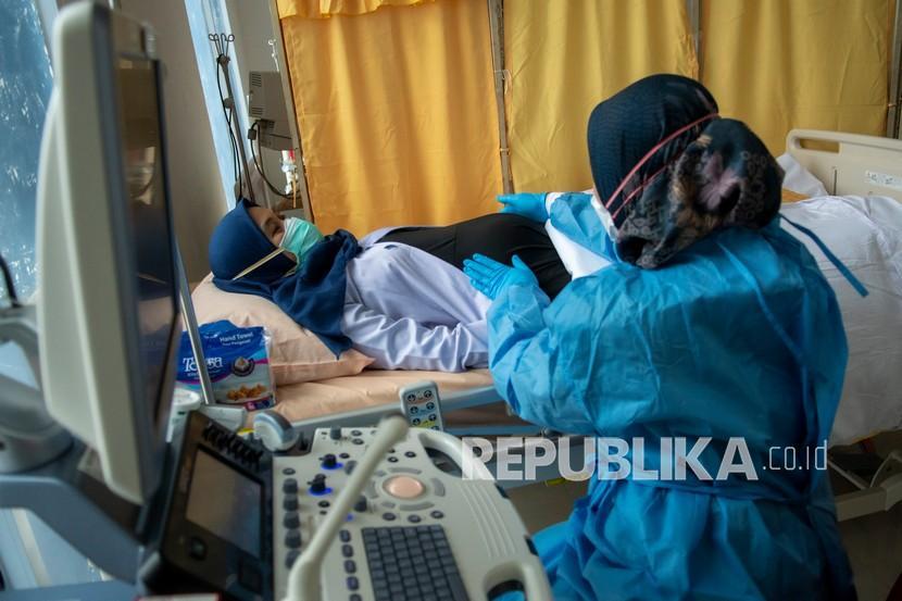 Petugas kesehatan melakukan pemeriksaan ultrasonografi (USG) kepada ibu hamil di RSUP Mohammad Hoesin (RSMH) Palembang, Sumatera Selatan. Badan Kependudukan dan Keluarga Berencana Nasional (BKKBN) mengimbau masyarakat untuk menikah pada usia yang ideal supaya dapat mencegah Angka Kematian Ibu (AKI) yang masih tinggi di Indonesia. 