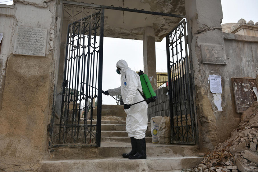  Petugas kesehatan melakukan penyemprotan di jalanan di Damskus, Suriah. Sejauh ini Suriah telah mencatatkan 15.588 kasus Covid-19. Sebanyak 1.027 warga di sana meninggal setelah terinfeksi virus.