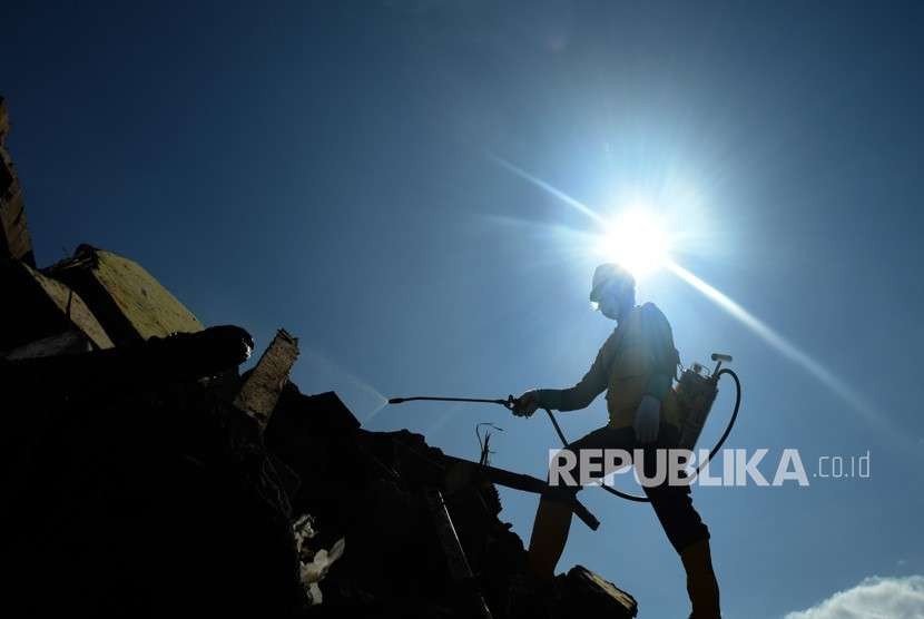 Petugas kesehatan melakukan penyemprotan disinfektan di lokasi terdampak pergerakan atau pencairan tanah (likuifaksi) di Petobo Palu, Sulawesi Tengah, Rabu (10/10). 