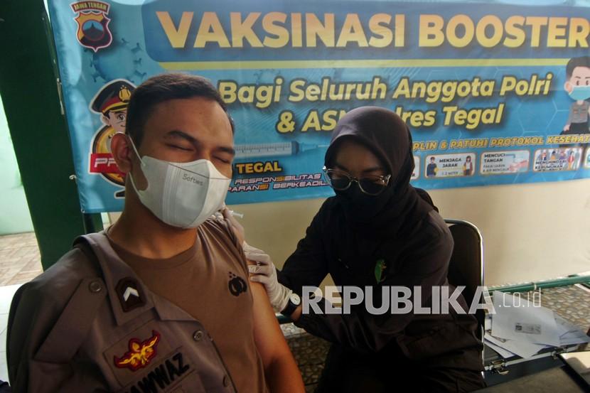 Petugas kesehatan melakukan penyuntikan vaksin dosis ketiga (booster) COVID-19 kepada personel polisi di Polres Tegal, Jawa Tengah, Kamis (20/1/2022). Polres Tegal menargetkan selama tiga hari sebanyak 677 personel polisi mendapatkan vaksinasi dosis ketiga (booster) COVID-19. 