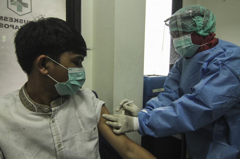 Petugas kesehatan melakukan simulasi suntik vaksin COVID-19 di Puskesmas Tapos, Depok, Jawa Barat.