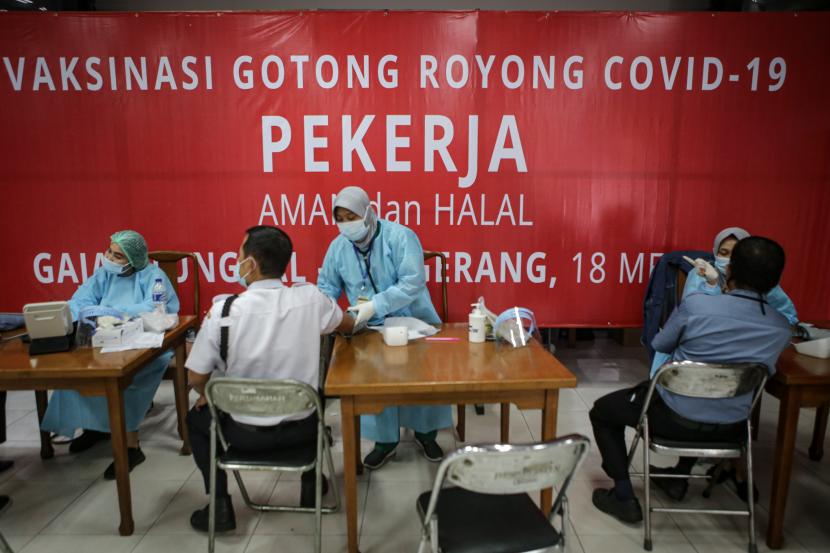 Petugas kesehatan melakukan skrining kesehatan sebelum penyuntikkan vaksin COVID-19 Sinopharm di PT Gajah Tunggal Tbk, Jatiuwung, Kota Tangerang, Banten, Senin (24/5/2021). Sebanyak 1.000 karyawan di perusahaan tersebut mengikuti vaksinasi dari total target sebanyak 5.000 karyawan pada program Vaksinasi Gotong Royong guna mendukung program percepatan vaksinasi nasional. 