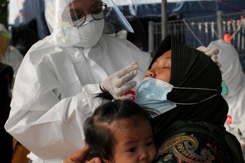 Petugas kesehatan melakukan tes cepat antigen kepada warga dari Pulau Madura yang menuju Surabaya di pos penyekatan di akses keluar Jembatan Suramadu, Surabaya, Jawa Timur, Kamis (10/6/2021). Sejak Minggu (6/6/2021) sampai hari ini jumlah warga dari Pulau Madura yang menjalani tes usap antigen di pos penyekatan tersebut sekitar 13.585 orang. 