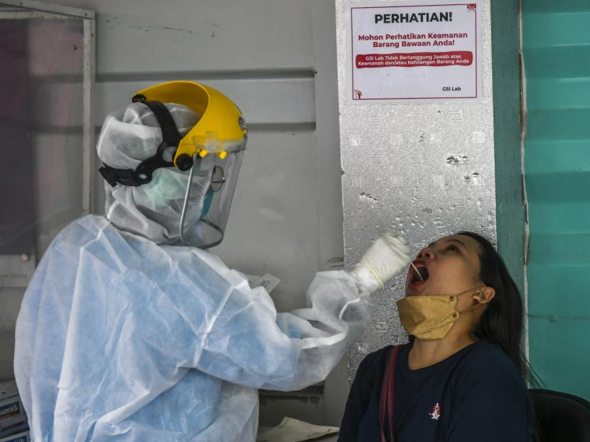 Petugas kesehatan melakukan tes usap PCR di Jakarta. Warga diminta tetap patuhi prokes karena kasus Covid-19 di Jakarta kembali naik. Ilustrasi.