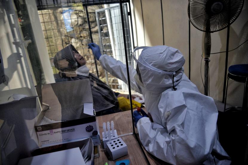 Petugas kesehatan melakukan tes usap (swab test) antigen di Puskesmas Kecamatan Mampang Prapatan, Jakarta Selatan.