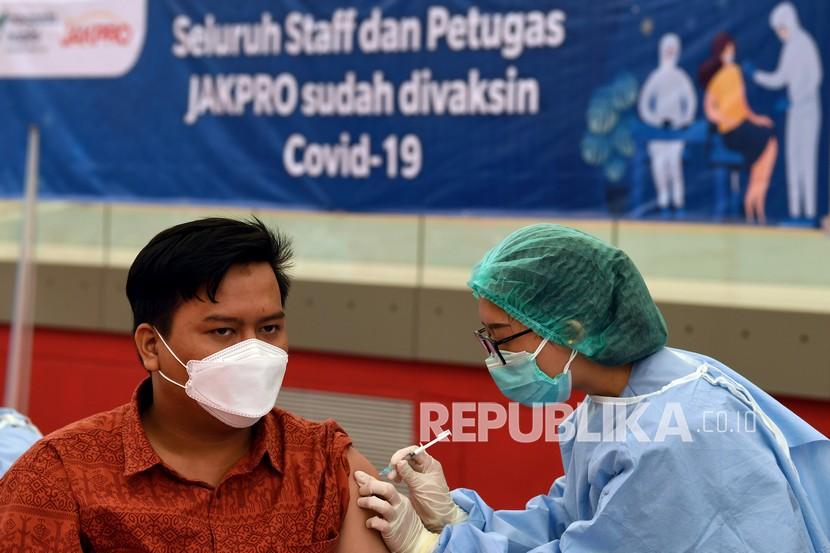 Petugas kesehatan melakukan vaksinasi COVID-19 terhadap karyawan Jakpro Group di Jakarta International Velodrome, Rawamangun, Jakarta Timur, Rabu (31/3/2021). PT Jakarta Propertindo (Perseroda) atau Jakpro melaksanakan vaksinasi COVID-19 terhadap 810 insan Jakpro Group sebagai upaya mendukung Pemerintah dalam melakukan percepatan program vaksinasi nasional