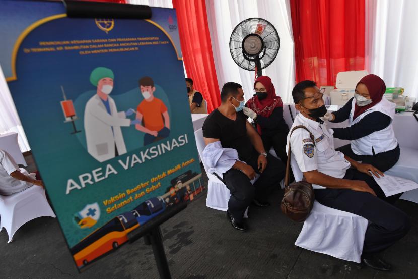 Petugas kesehatan melayani warga yang melaksanakan vaksinasi COVID-19 dosis ketiga (booster) di posko vaksinasi Terminal Bus Kampung Rambutan, Jakarta, Ahad (17/4/2022). Satuan Tugas (Satgas) COVID-19 melaporkan jumlah warga Indonesia yang telah menerima suntikan vaksin dosis lengkap mencapai 162,75 juta jiwa hingga 17 April 2022, pukul 12.00 WIB. 