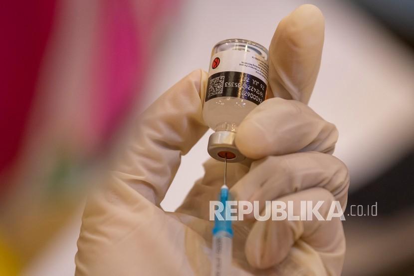 Petugas kesehatan memasukan vaksin COVID-19 ke jarum untuk disuntikkan kepada pemuka agama 