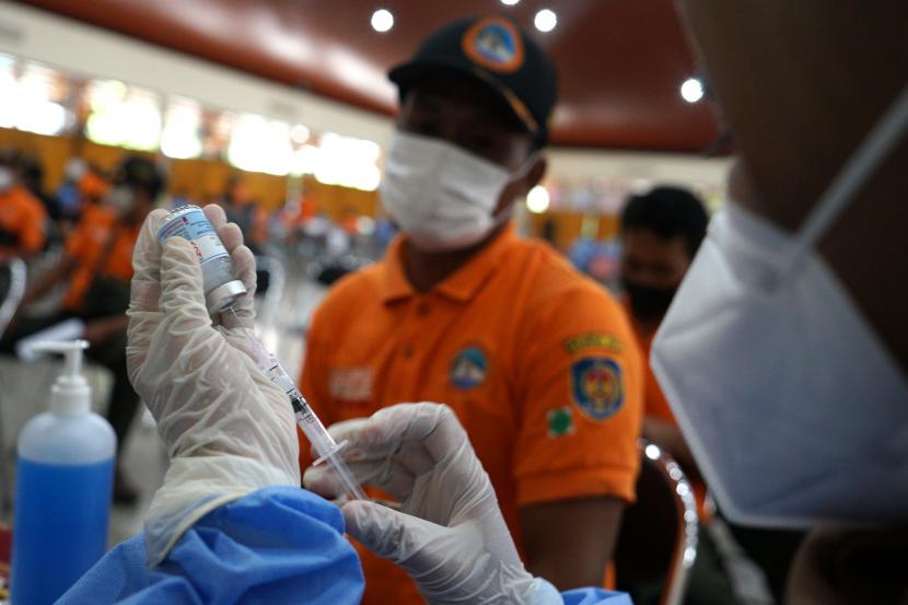 Petugas kesehatan memasukkan cairan vaksin ke dalam alat suntik saat vaksinasi COVID-19 massal dosis booster di Graha Wana Bhakti Yasa, Yogyakarta, Selasa (30/11/2021). Vaksinasi COVID-19 dosis booster untuk relawan di Daerah Istimewa Yogyakarta yang digagas oleh BPBD DIY dan Puro Pakualaman tersebut menggunakan vaksin dari Moderna.