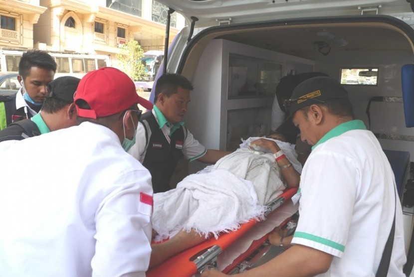 Petugas kesehatan membawa jamaah haji risti ke Ambulance menuju Klinik Kesehatan Haji Indonesia (KKHI