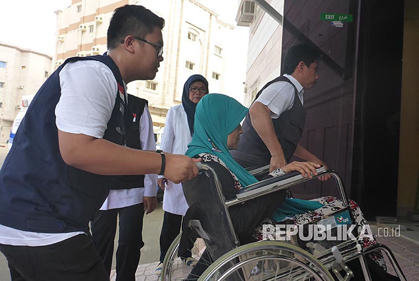 Petugas kesehatan membawa jamaah sakit ke Klinik Kesehatan Haji Indonesia (KKHI) di Madinah, Arab Saudi, Ahad (6/8).