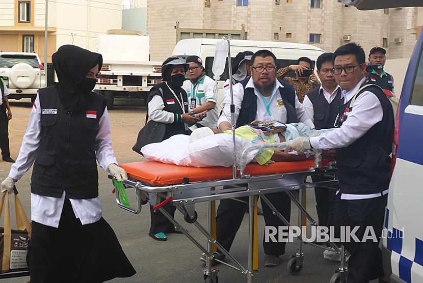 Petugas kesehatan membawa jamaah sakit ke Klinik Kesehatan Haji Indonesia (KKHI) di Madinah, Arab Saudi, Ahad (6/8).