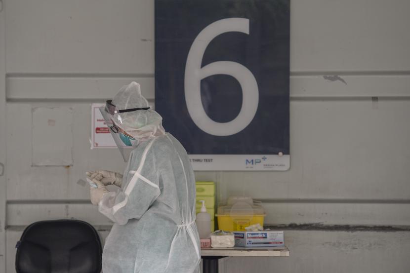 Sejumlah rumah sakit di Solo mengirimkan sebanyak 32 sampel untuk dilakukan whole genome squence (WGS) ke Balai Laboratorium Kesehatan Semarang guna mendeteksi masuknya varian baru Covid-19 yakni Omicron di Solo Raya.