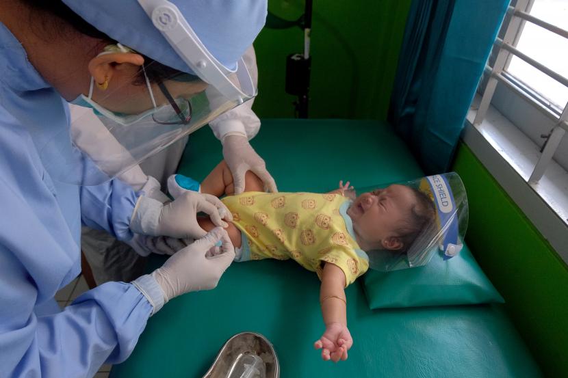 Petugas kesehatan memberi imunisasi dalam upaya pencegahan stunting di Puskesmas 1 Denpasar Selatan, Bali, Rabu (19/8/2020). Kegiatan tersebut secara berkala dilakukan untuk memantau perkembangan gizi ibu hamil dan balita pada masa pandemi COVID-19.