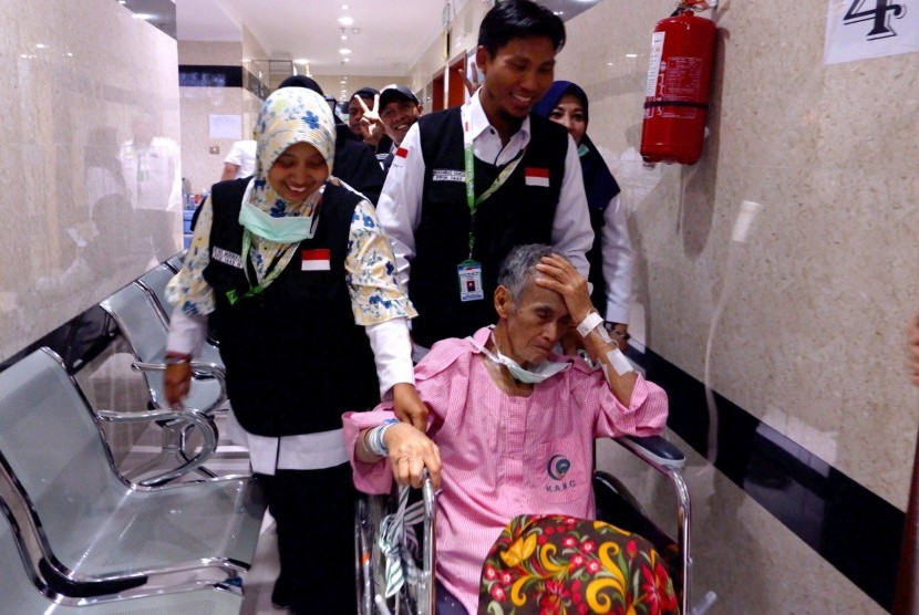 Petugas kesehatan memberi pendampingan kepada pasien Andi (89), calon haji asal Makassar yang menderita demensia di Rumah Sakit KKHI Mekkah, Arab Saudi, Minggu (21/7/2019).