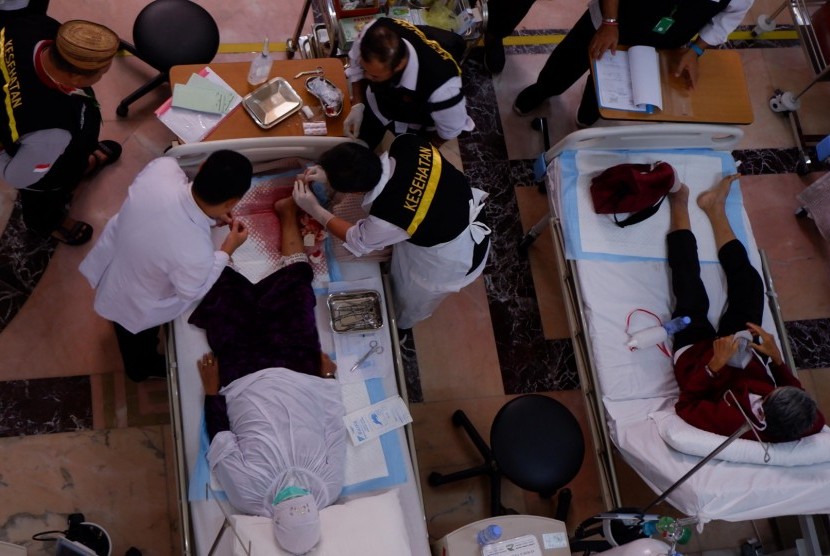Petugas kesehatan memberi perawatan calon haji yang sakit di Rumah Sakit KKHI Mekkah, Arab Saudi, Minggu (21/7/2019).
