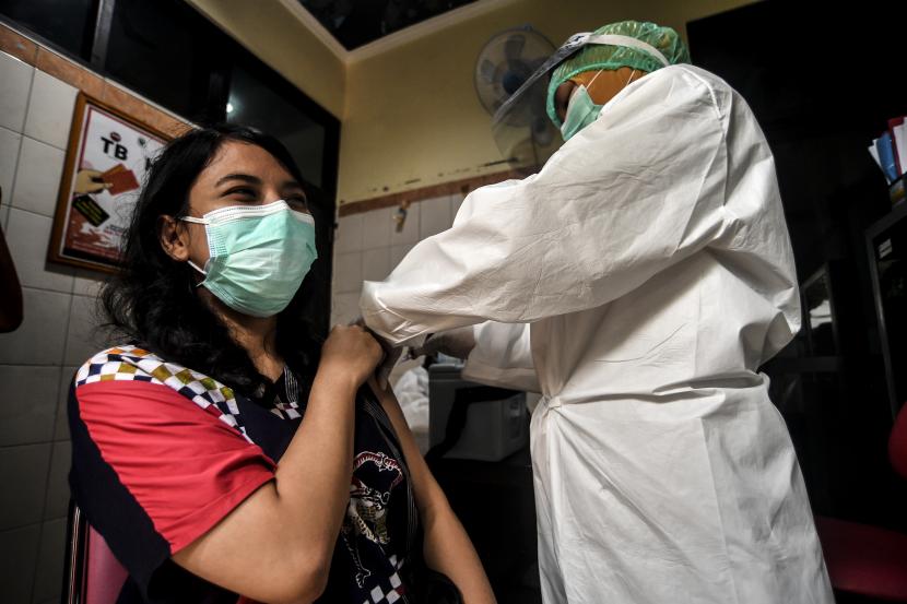 Petugas kesehatan melakukan simulasi proses memvaksin Covid-19 Sinovac di Puskesmas Kelurahan Cilincing I, Jakarta Utara.