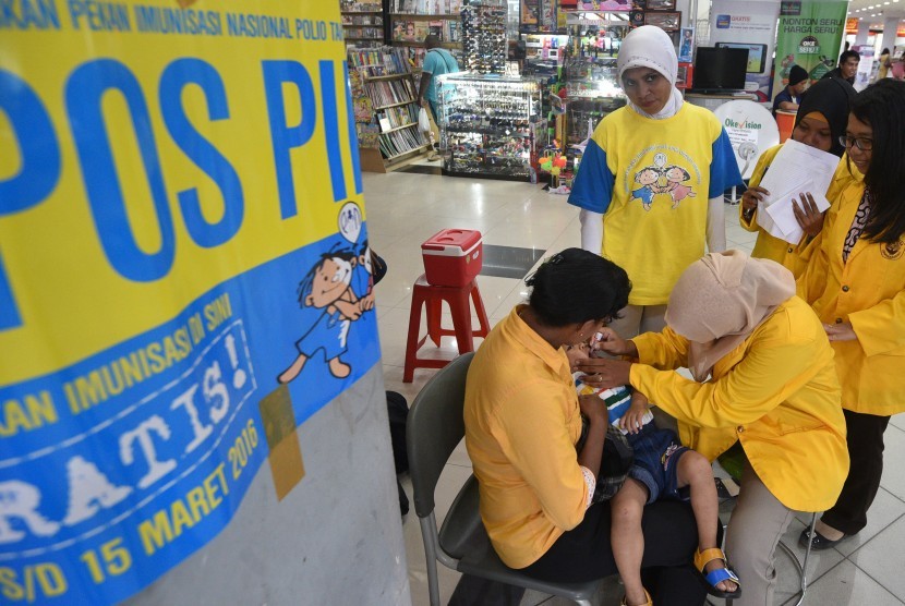 Petugas kesehatan memberikan imunisasi Polio kepada seorang anak di salah satu pusat perbelanjaan, Abepura, Kota Jayapura, Papua, Senin (14/3).