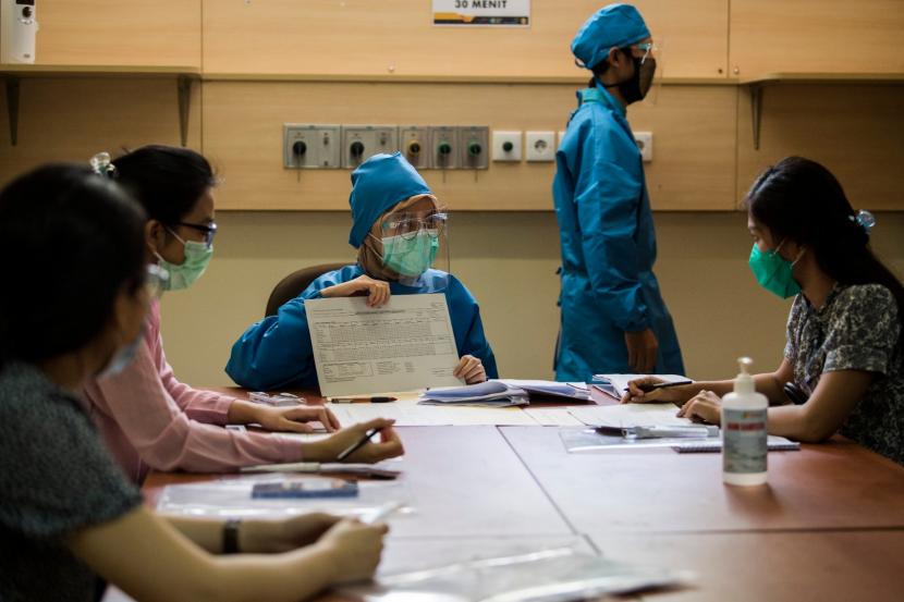 Petugas kesehatan memberikan pengarahan dan evaluasi kepada relawan saat simulasi uji klinis vaksin COVID-19 di Fakultas Kedokteran Universitas Padjadjaran, Bandung, Jawa Barat.