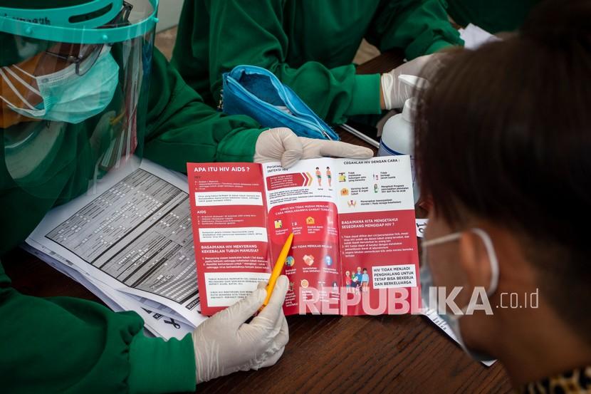 Petugas kesehatan memberikan penjelasan mengenai virus HIV kepada pasien saat berlangsungnya pemeriksaan HIV gratis di Puskesmas Kecamatan Kramat Jati, Jakarta, Kamis (3/12/2020). Kegiatan tersebut dilakukan dalam rangka Hari AIDS Sedunia tahun 2020 yang diperingati setiap tanggal 1 Desember. 