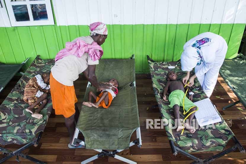 Petugas kesehatan memberikan perawatan kepada sejumlah anak penderita gizi buruk dari kampung Warse, Distrik Jetsy di RSUD Agats, Kabupaten Asmat, Papua, Senin (22/1). 