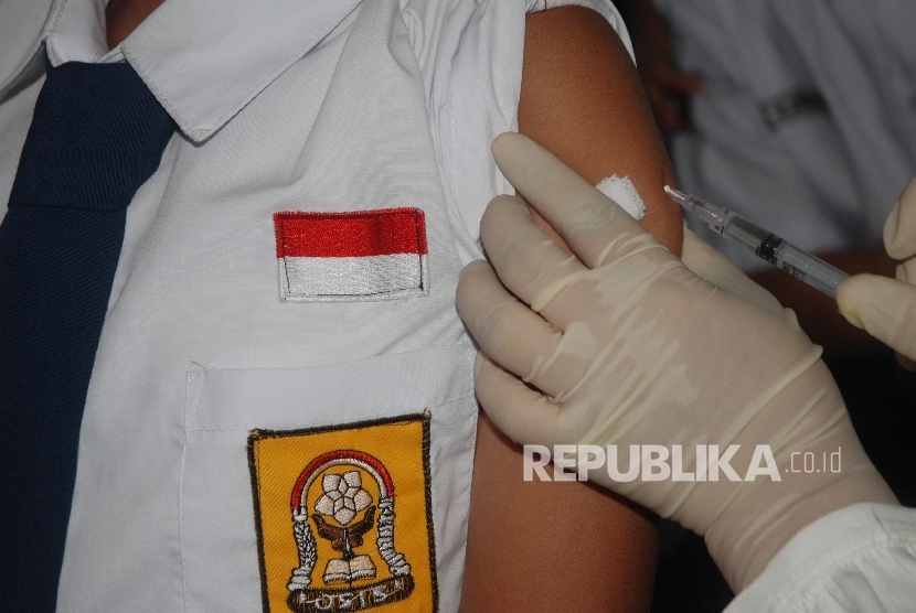 Petugas kesehatan memberikan vaksin Measles Rubella (MR) kepada siswa saat Kampanye Imunisasi Campak dan MR di SMPN 9, Bandung, Jawa Barat (ilustrasi)