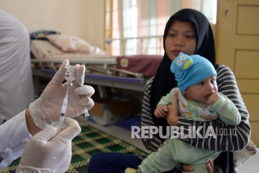 Satgas IDAI Sebut Polio Intai Indonesia. Petugas kesehatan memberikan vaksin polio dan campak kepada anak balita saat imunisasi di Pos Yandu Harapan Ibu, Kampong Laksana, Kecamatan Kuta Alam, Banda Aceh, Aceh, Rabu (4/11/2020). Pemberian imunisasi secara gratis yang berlanjut di tengah pandemi COVID-19 bertujuan memperkuat imunitas anak. 