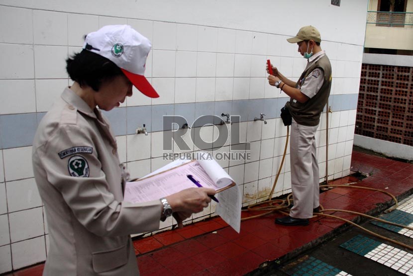  Petugas kesehatan memeriksa kebersihan air di Asrama Haji Pondok Gede, Jakarta, Senin (16/9).     (Republika/Yasin Habibi)