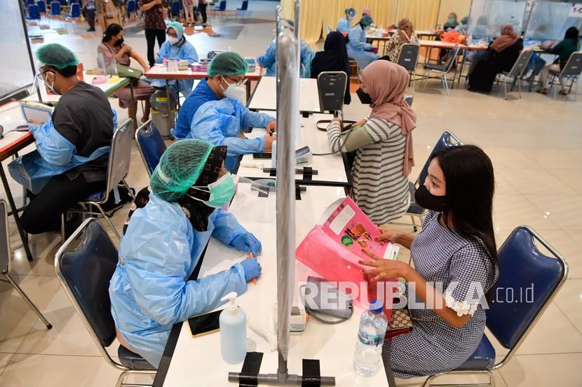 Petugas kesehatan memeriksa kondisi ibu hamil sebelum menerima vaksin Covid-19 saat pelaksanaan vaksinasi Covid-19 untuk ibu hamil di Surabaya, Jawa Timur, Kamis (16/9/2021). 