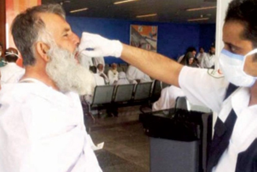 Petugas kesehatan memeriksa kondisi jamaah haji yang sakit di Bandara Jeddah.