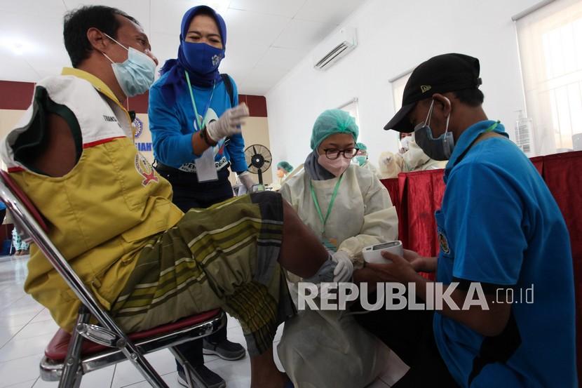 Petugas kesehatan memeriksa tekanan darah penyandang disabilitas sebelum disuntik vaksin COVID-19 di Surabaya, Jawa Timur, Rabu (1/9/2021). Vaksinasi COVID-19 bagi penyandang disabilitas itu digelar sampai 3 September 2021 dengan menargetkan 900 penerima vaksin. 