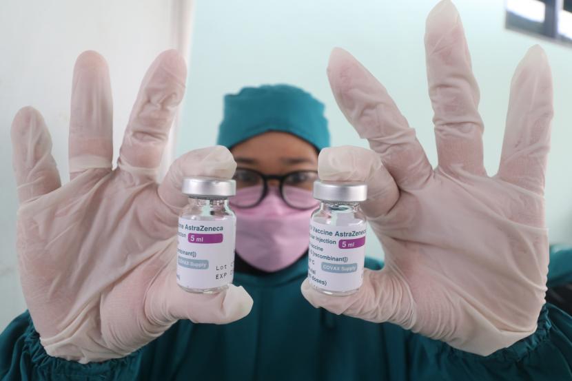 Petugas kesehatan memperlihatkan botol vaksin Covid-19 AstraZeneca, ilustrasi