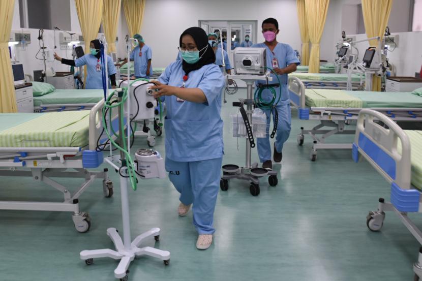 Petugas kesehatan mempersiapkan sejumlah alat medis. 739 Ribu Penduduk Indonesia Alami Penyakit Ginjal Kronis