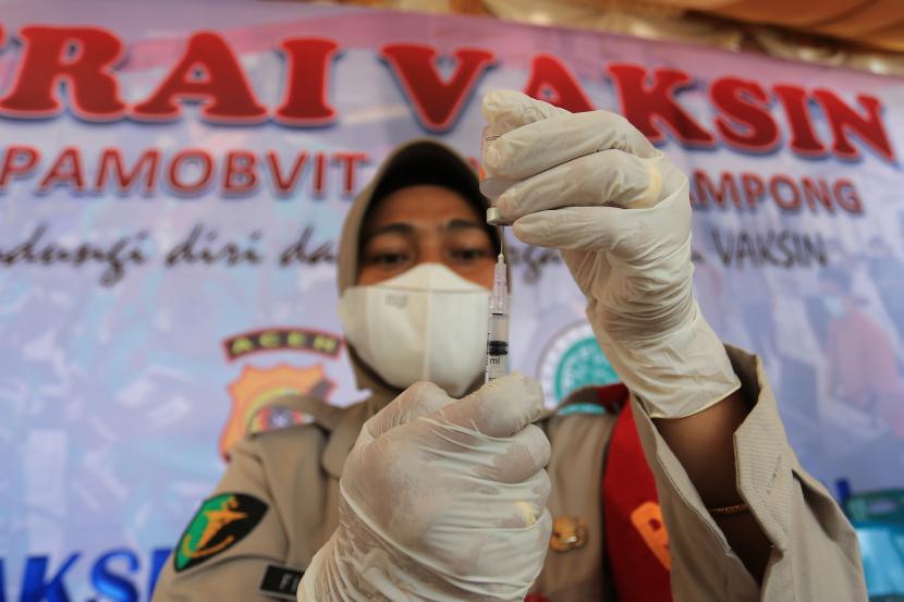 Petugas kesehatan mempersiapkan vaksin COVID-19 saat vaksinasi saweu gampong (berkunjung ke desa-desa) di Desa Ilie, Ulee Kareng, Banda Aceh, Aceh, Senin (20/9/2021). Vaksinasi COVID-19 di sejumlah tempat wisata, pusat keramaian dan desa-desa di Aceh tersebut untuk mempercepat capaian target vaksinasi nasional. 