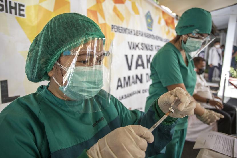 Petugas kesehatan mempersiapkan vaksin saat vaksinasi COVID-19 Sinovac di Rumah Sakit Liun Kendage Tahuna, Sulawesi Utara, Senin (15/2/2021). Vaksinasi untuk mencegah COVID-19 tersebut merupakan tahap kedua setelah dilakukan penyuntikan vaksin tahap pertama pada Senin (1/2) 2021.