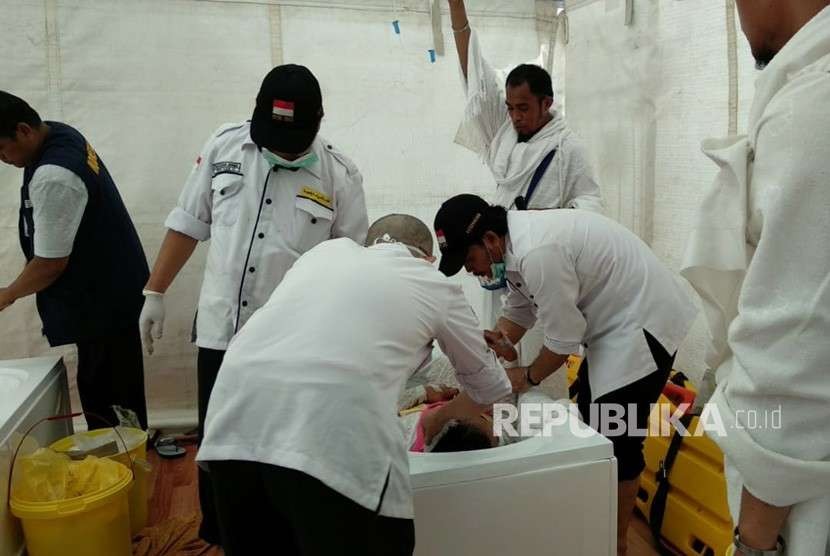 Petugas kesehatan menangani jamaah yang menderita sakit di Mina, Rabu (22/8).