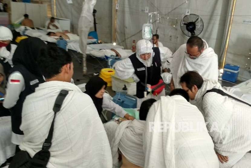 Petugas kesehatan menangani jamaah yang menderita sakit di Pos Kesehatab Haji Indonesia di Arafah, Ahad (19/8). Hingga Ahad siang, sedikitnya 10 jamaah telah dirawat dan salah satunya harus dirujuk ke RS Arab Saudi.