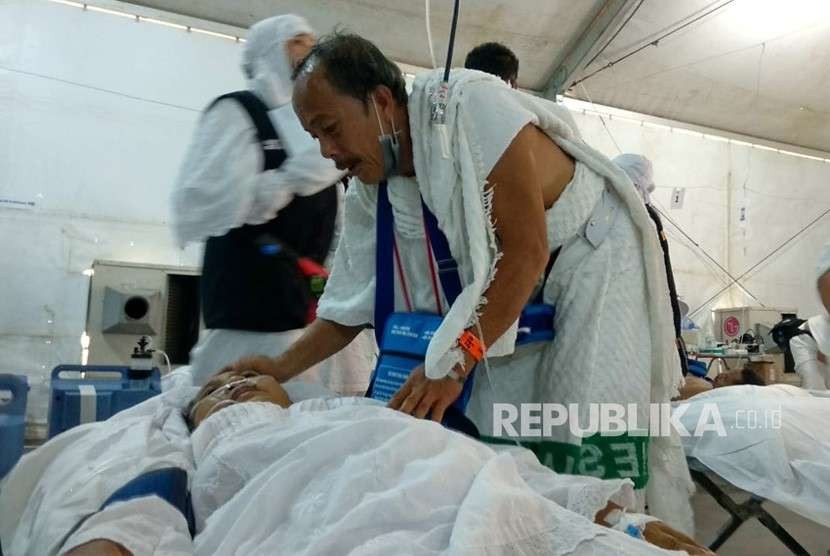 Petugas kesehatan menangani jamaah yang menderita sakit di Pos Kesehatan Haji Indonesia di Arafah, Ahad (19/8).
